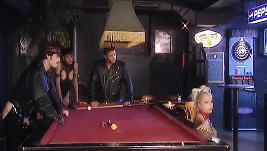 Привлекательные немецкие куклы наслаждаются горячим фистингом и анальной оргией за бильярдным столом