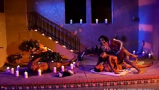 Siyah kız havuzda bir sıcak üçlü sikme var