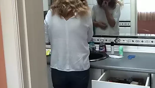 Hizmetçinin üvey oğlu çok heyecanlı ve bana büyük yarağını gösteriyor ve amcığıma dokunmaya başlıyorum