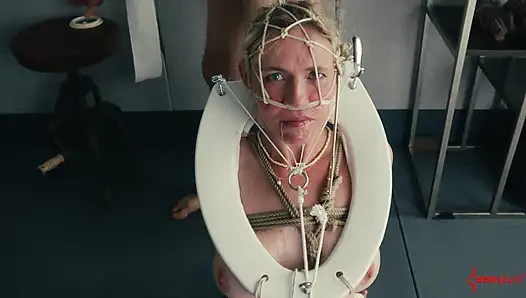 İnsan tuvaleti onlarca döl yutuyor ve sert bir yüz sikişi ve göt sikişi