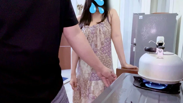 Женщина в доме-члене приближается к жильцам дома на кухне