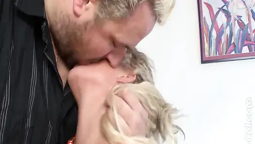 Macar ateşli cynthia büyük göğüslerini cel'e siktiriyor