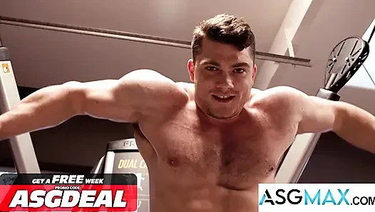 Yan kapıdaki arkadaşlar - etli adam Collin Simpson'ın büyük yarağı mürekkepli hunk Johnny Hill'in götüne sahip