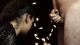 Romantik çift cum paylaşımı ile sıcak bir içecek alır