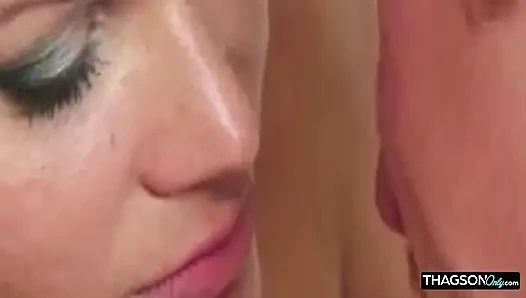 Sarışın hatun ıslak orgazm olana kadar sert parmaklanıyor