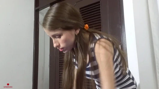 Masum yüzlü üvey kız kardeşim bana harika bir oral seks yapmasına izin vermemi istiyor