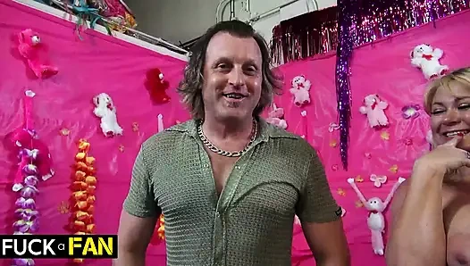 Siri ve Samantha'nın büyük göğüsleri meme odaklı bir çılgınlığı tutuşturuyor!