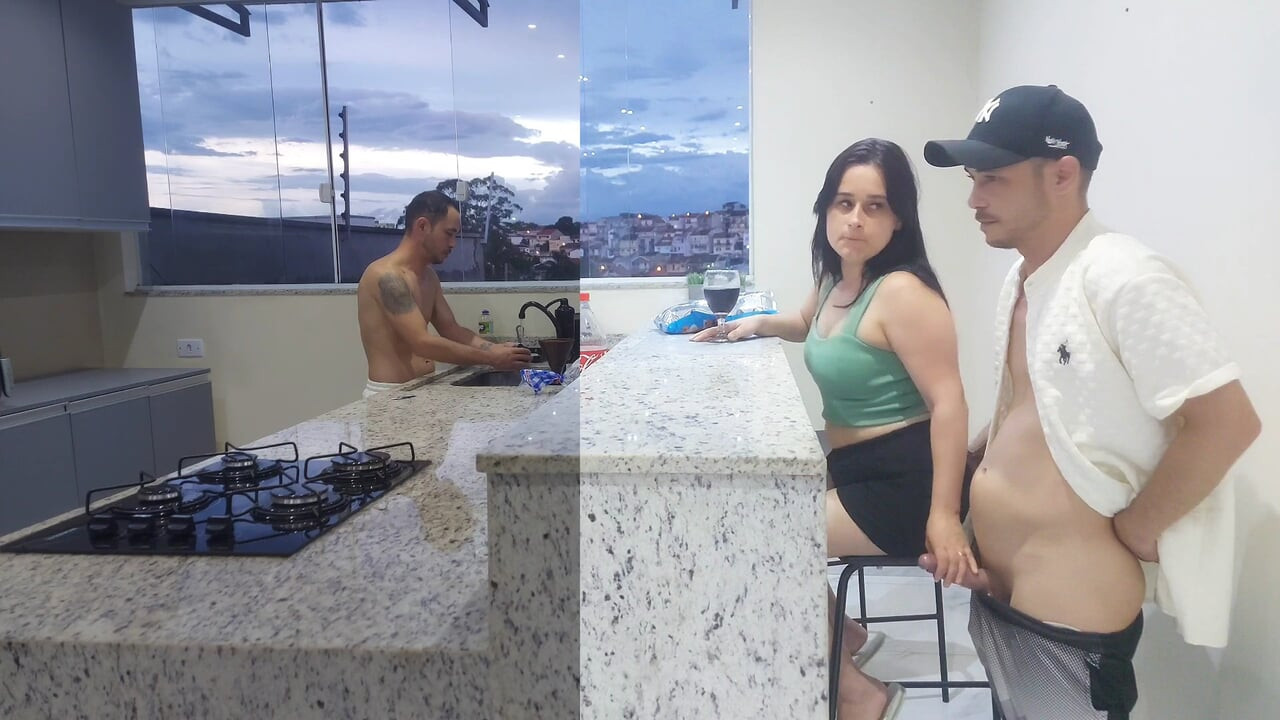 Ateşli evli kadın boşalana kadar mutfakta sikişirken gavat bulaşıkları yıkıyor