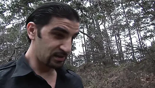 Şaşırtıcı Fransız sarışın ormanda götünü parçalatıyor