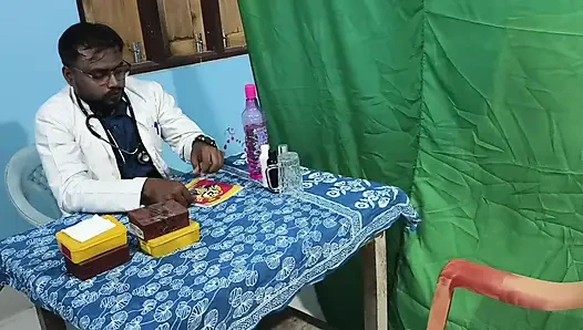 Ateşli Bengalli teyze kliniğe gittiğinde doktor tarafından sikişiyor