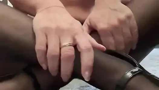 Fa Fiona külotlu çorapla yaramazlık yapıyor