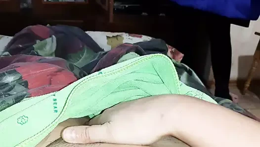 Komşu kitap arıyordu ben mastürbasyon yapıyordum