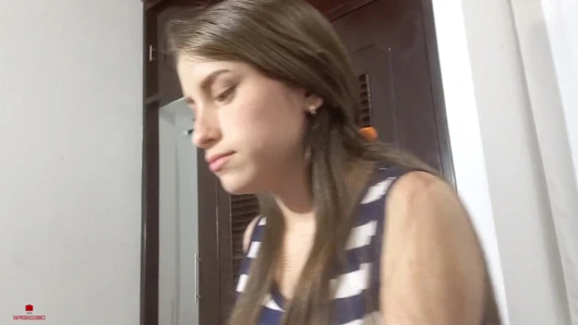 Masum yüzlü üvey kız kardeşim bana harika bir oral seks yapmasına izin vermemi istiyor