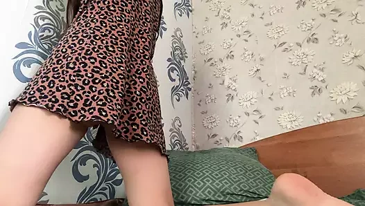 Külotsuz bir öğrenci götünü sikiyor