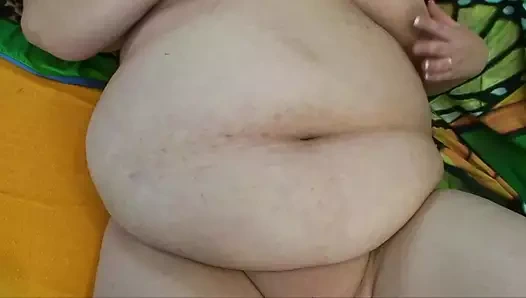 Büyük memeli ve götlü şişman tombul kadın yumuşak amının biraz eğlenmesine izin veriyor