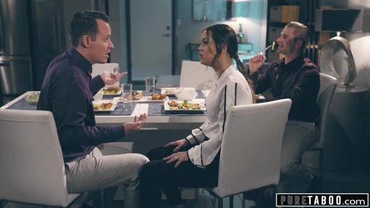 Arkadaşımı sevgilimin önünde becermek zorunda kaldım!