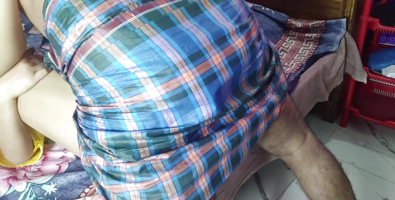 Bengalli yenge kocası dışarı çıktığında eğleniyor