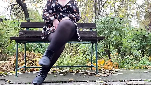 Olgun üvey anne açık havada soyunuyor