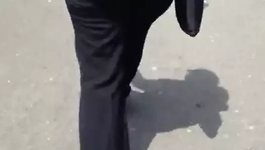 Halka açık orta yaşlı seksi kadın götü