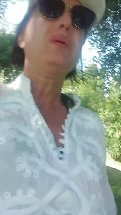 Halka açık yerde fışkırtıyor