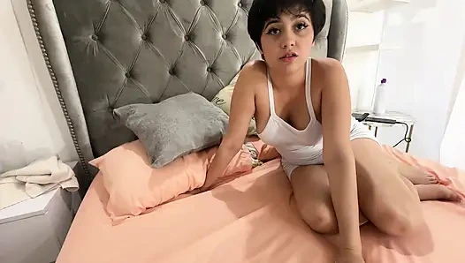 İşten stresli eve geliyorum ve büyük götlü üvey kız kardeşim bana lezzetli ayak masajı yapıyor