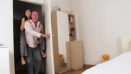 Ateşli Asyalı porno fahişesi