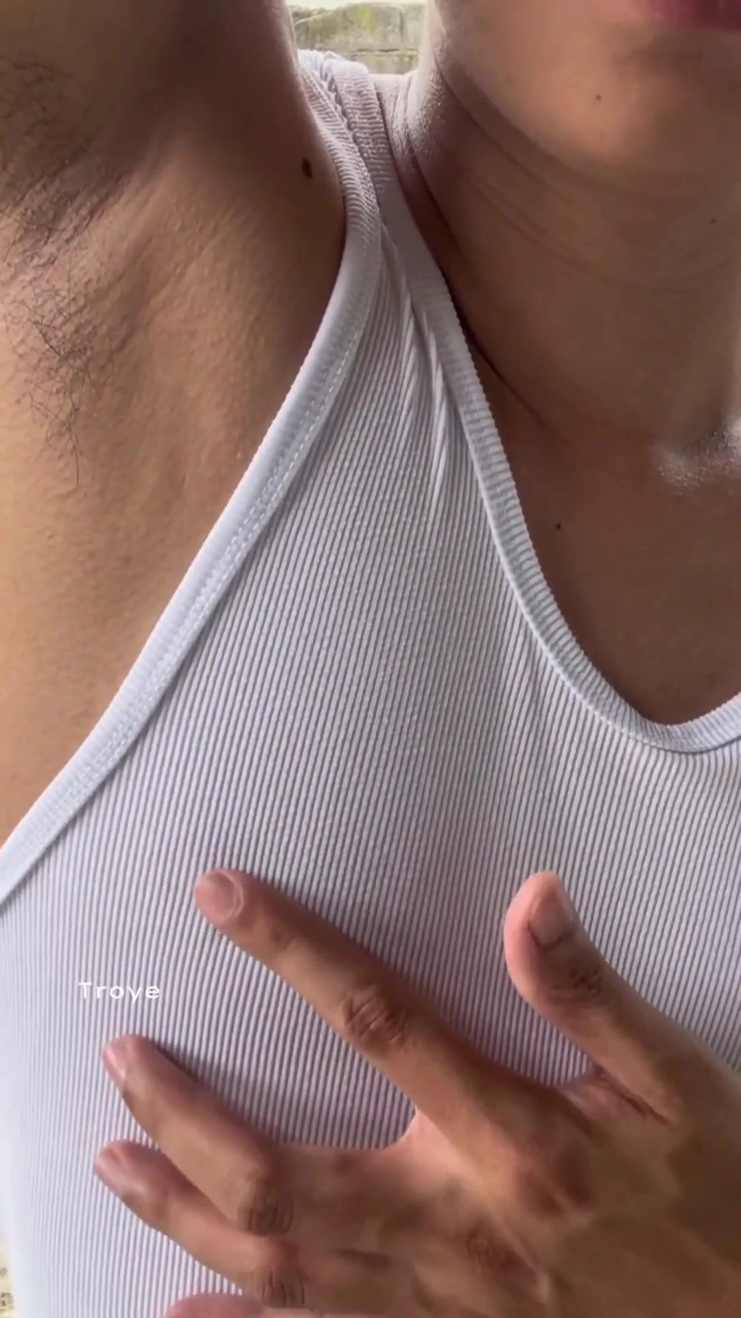 Striptease porno gay de un asiático en camiseta y vaqueros