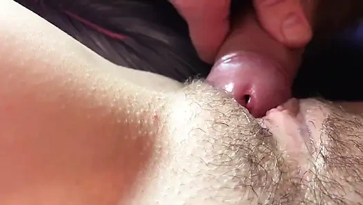 Amatör kadın bakış açısı. Klitorisimi sert yarağıyla ovmalarına bayılıyorum. Kadın orgazmı.