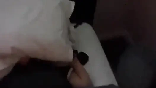 Bağlı ve gıdıklanıyor!