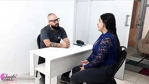 Üvey kızım notları kaybediyor ve yönetmenle yeni notlar vermem karşılığında onunla yatmak için anlaşma yapıyorum - Porno en Español