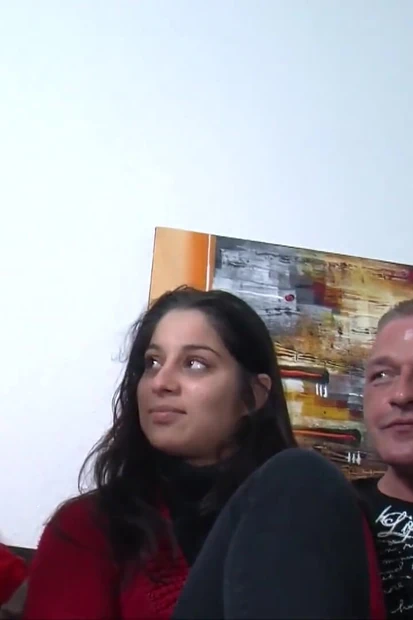 Сладкая молодая турецкая девушка перед камерой в первый раз