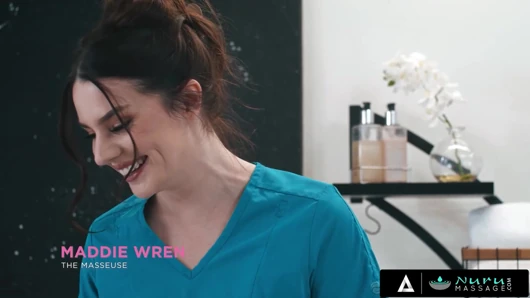 ALL GIRL MASSAGE - Maddie Wren masajı Ivy Ireland ve iş arkadaşıyla halka açık lezbiyen sikişine dönüştürüyor