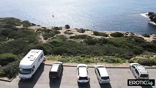 Vahşi Alman hatun güneşlenmiş bir sekste plajda yaramazlık yapıyor