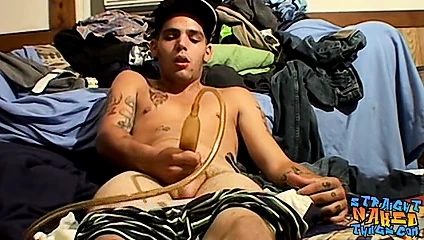 Dövmeli düz thug jacks kapalı ile bir horoz pompa ve boşalan