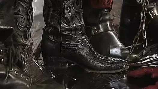 Maskeli Alman fahişelerle fetiş anal seks