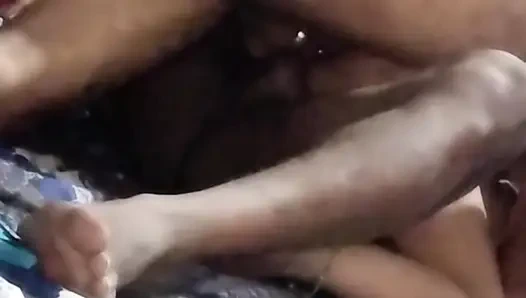 Alman anne koca ve erkek arkadaşı tarafından edepsiz üçlü sikişiyor büyük yaraklı büyük zenci yarağı ve gırtlağına kadar alıyor