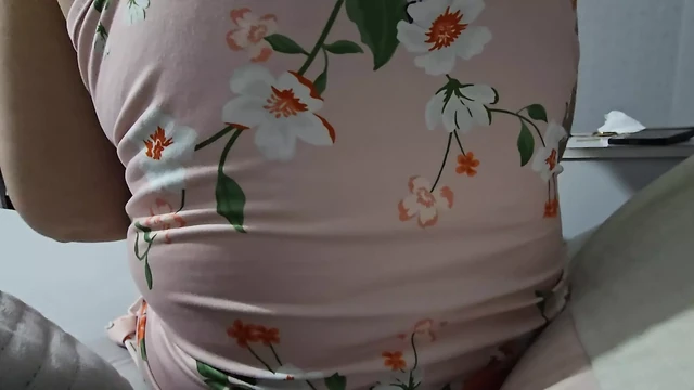 Mini elbisenin altında külotsuz üvey anne üvey oğlu yarakla mastürbasyon yapıyor