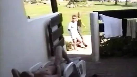 Nüdist iki yabancı tarafından sikiliyor