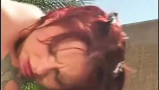Azgın hatun büyük zenci yarağını emmeden önce amını parmaklıyor ve orgazm oluyor
