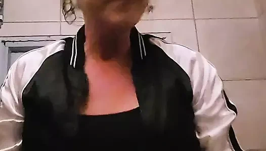 Sadece azgın orta yaşlı seksi kadın halka açık barda işiyor ve mastürbasyon yapıyor