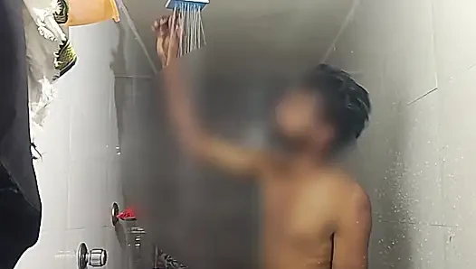 Bathroom me nage nahane wala video