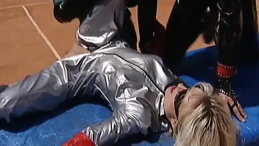 Muhteşem Alman bebeklerle tenis kortunda anal dörtlü yumruk sokma