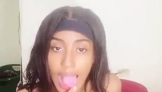 Dominikli kız zengin mastürbasyon yapıyor