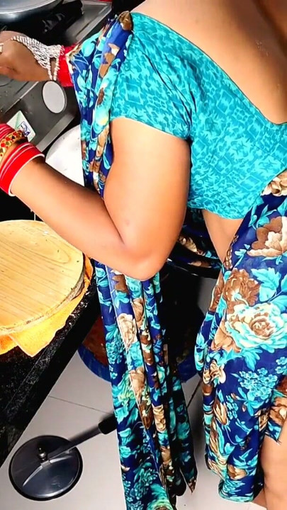 ( kichen sex )6) mami khana khane baithi hai jab tak chod lete hai | Klip 1