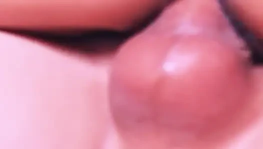 Derine biniyor ve son dökülmeye kadar yarağının üzerinde zıplıyor.