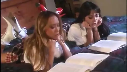 İki genç Asyalı ateşli kız birbirlerinin amlarını emiyor ve sikiyor