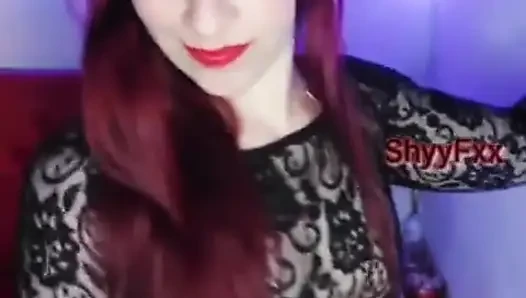 Shyyfxx otoriter patronun lolipopla mastürbasyon yapıyor ve seni amcık aşağılamasını yalamaya zorluyor