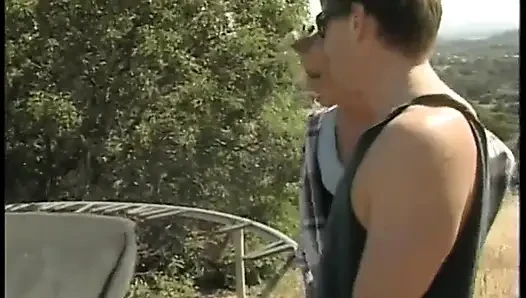 İki adam sürtük sarışının bir makine tarafından amından sikilmesini izliyor