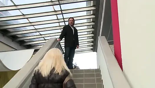 Seksi hatun rastgele 2 adam tarafından götten sikiliyor