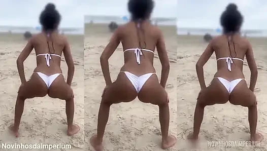 Novinha sahilde seks yaparken neredeyse iş üstünde yakalanıyor